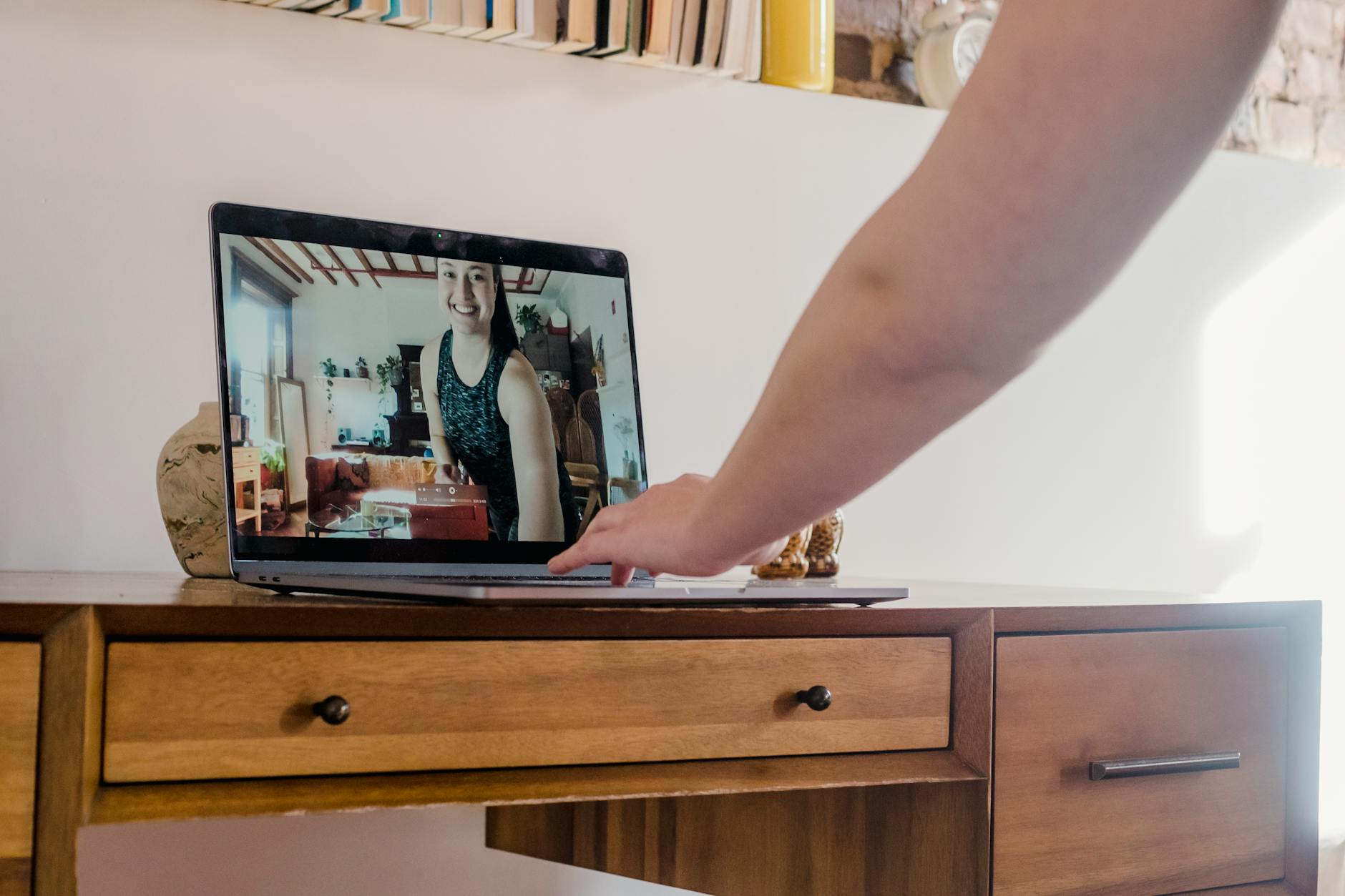 Osoba omawia projekt mebli online podczas wideorozmowy na laptopie