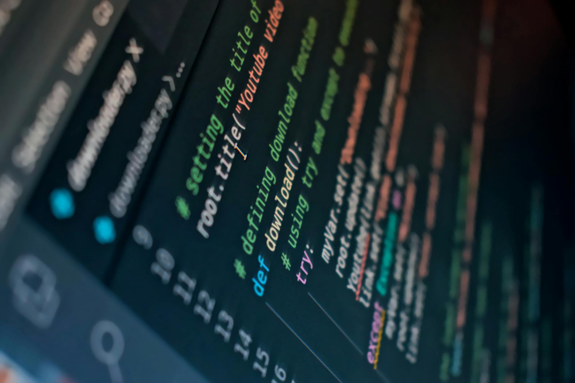 Kolorowy kod programu na ekranie monitora