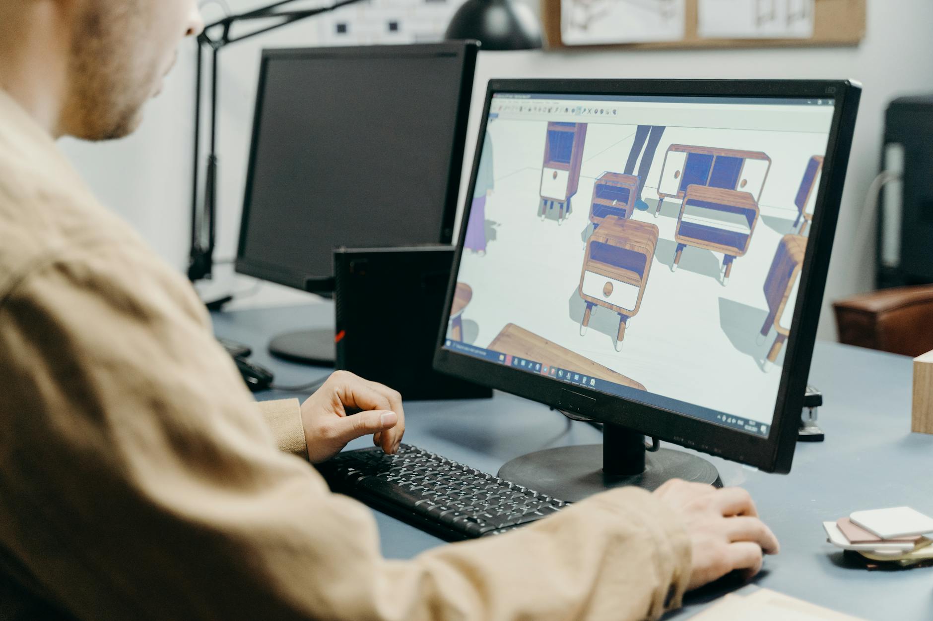 Projektant mebli tworzący model 3D na komputerze w biurze