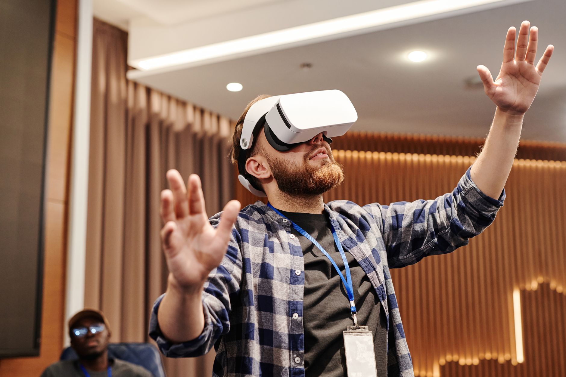 Mężczyzna w goglach VR testuje wirtualną rzeczywistość w pomieszczeniu