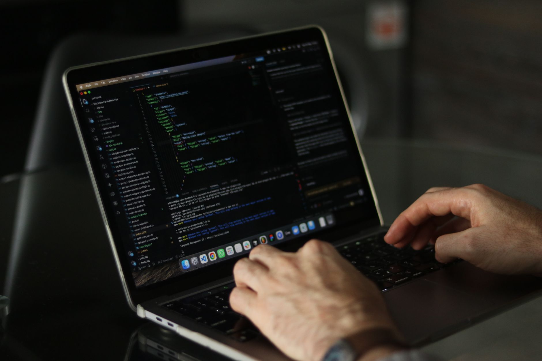 Zbliżenie dłoni programisty piszącego kod JavaScript na laptopie Zbliżenie dłoni programisty piszącego kod JavaScript na laptopie