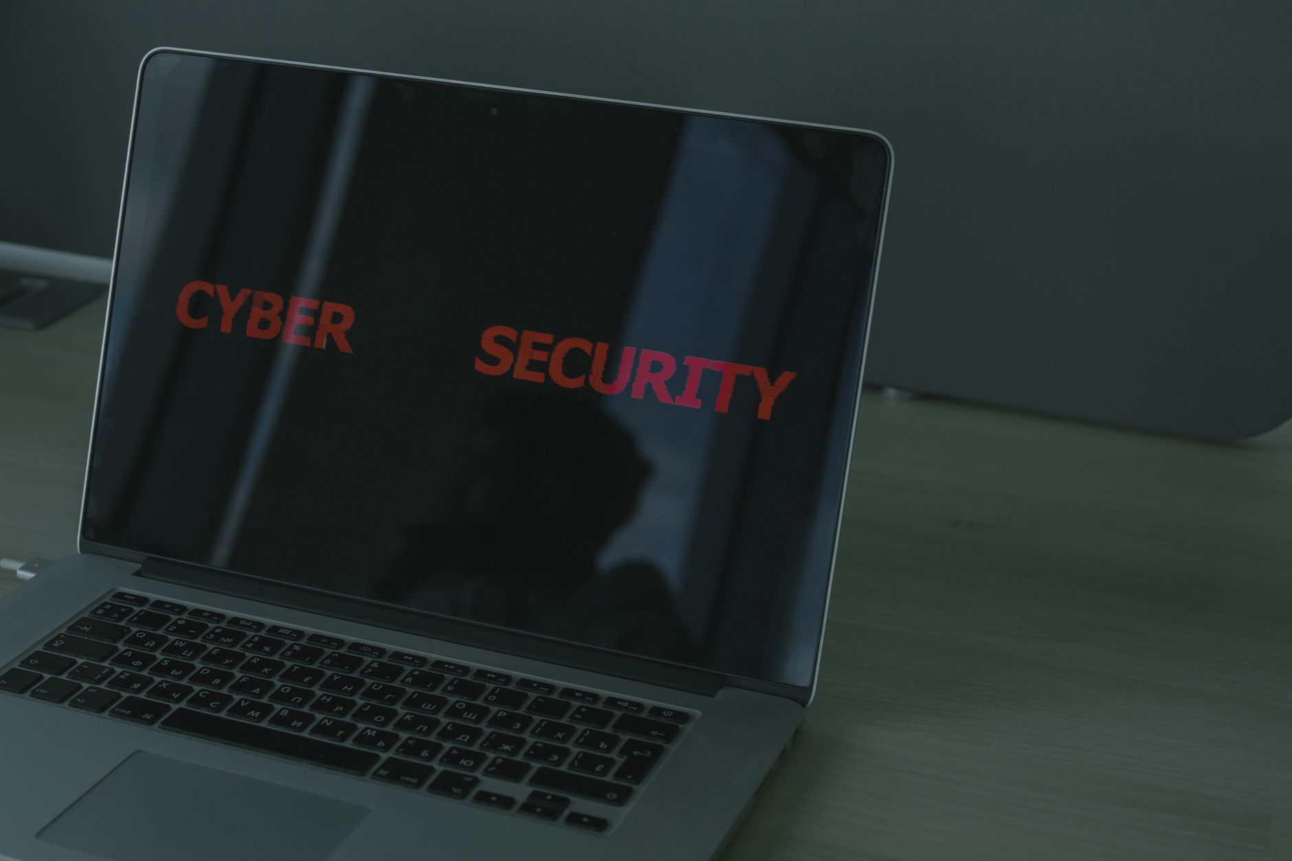 Zbliżenie laptopa z napisem cybersecurity na ekranie