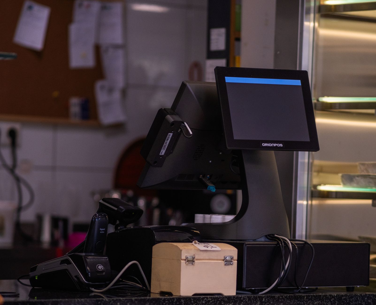 Wdrożenie systemu AI w sieci salonów meblowych krok po kroku: od wyboru dostawcy po szkolenie zespołu Wdrożenie systemu AI w sieci salonów meblowych krok po kroku: od wyboru dostawcy po szkolenie zespołu
