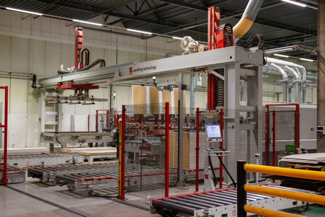Ramię robotyczne przy maszynach w nowoczesnym zakładzie produkcyjnym